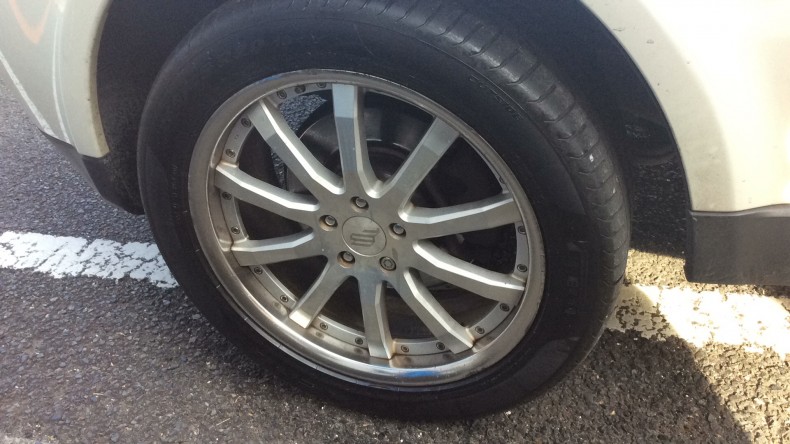 タイヤホイール前