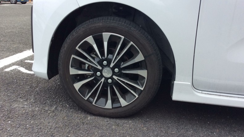 タイヤホイール前