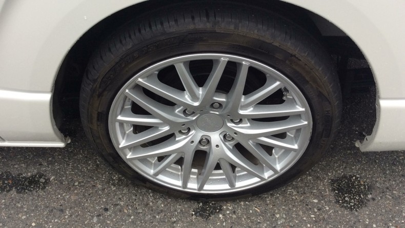 タイヤホイール前