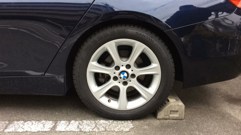 タイヤホイール前