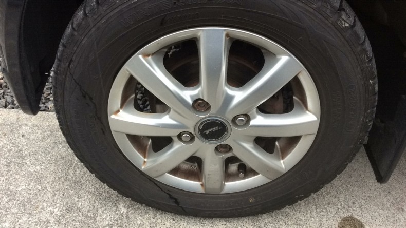 タイヤホイール前