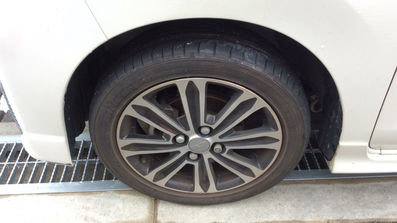 タイヤホイール前