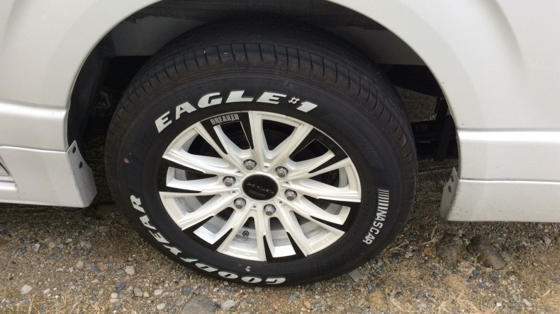 タイヤホイール前