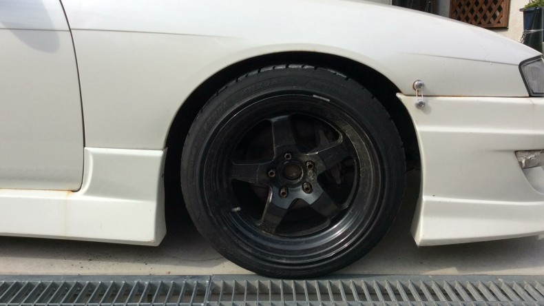 タイヤホイール前