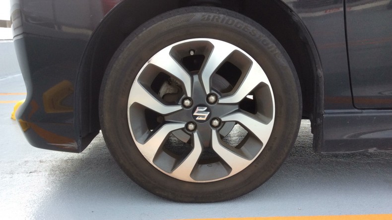 タイヤホイール前