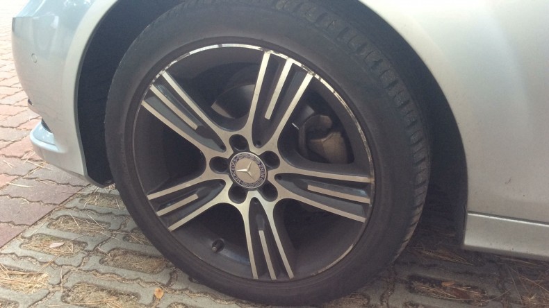 タイヤホイール前