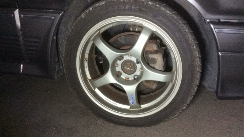 タイヤホイール前