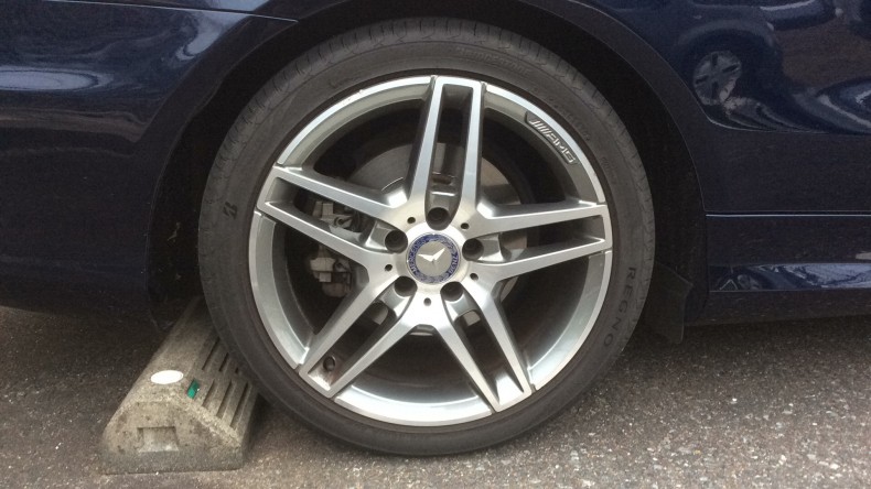 タイヤホイール前