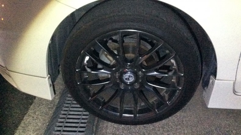 タイヤホイール前