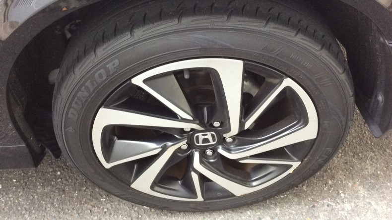 タイヤホイール前