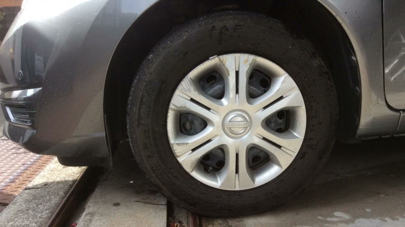 タイヤホイール前