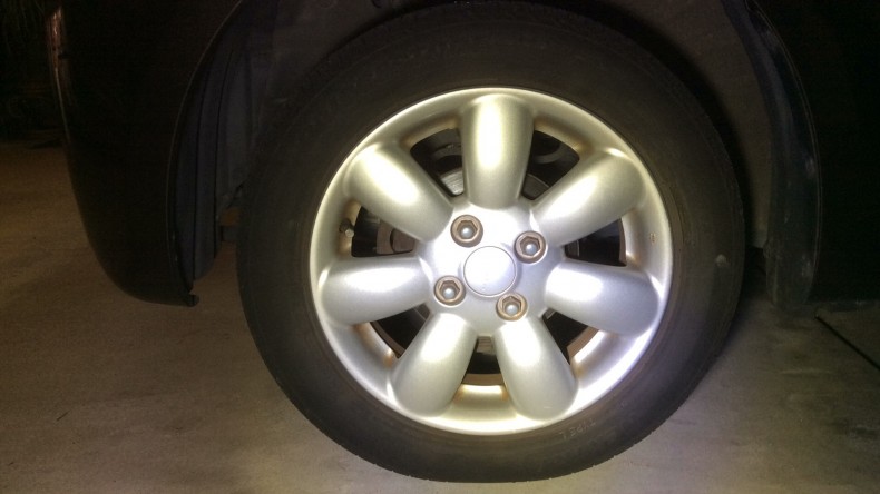 タイヤホイール前