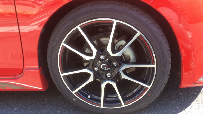 タイヤホイール前