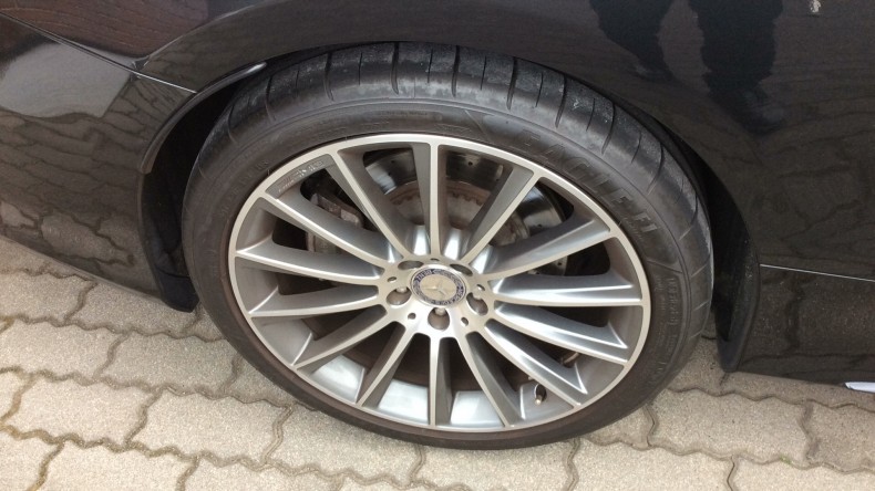 タイヤホイール前