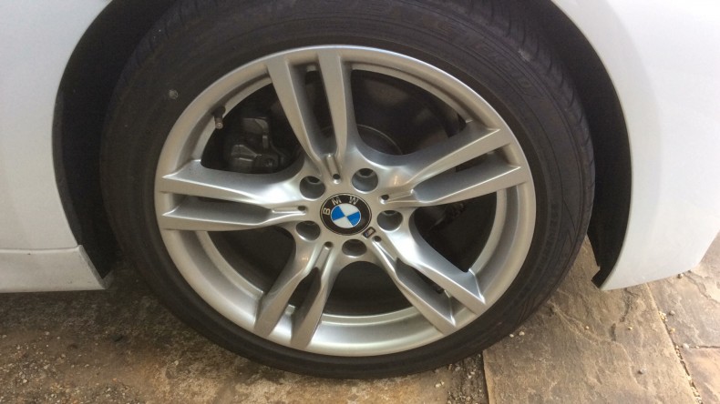 タイヤホイール前