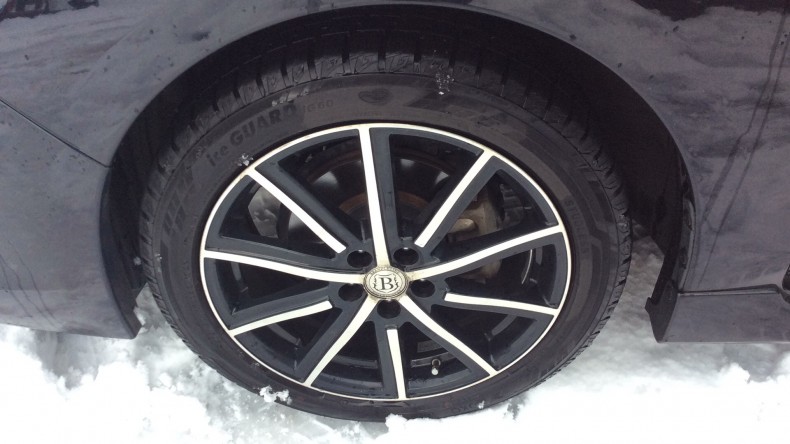 タイヤホイール前