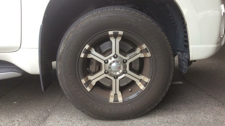 タイヤホイール前