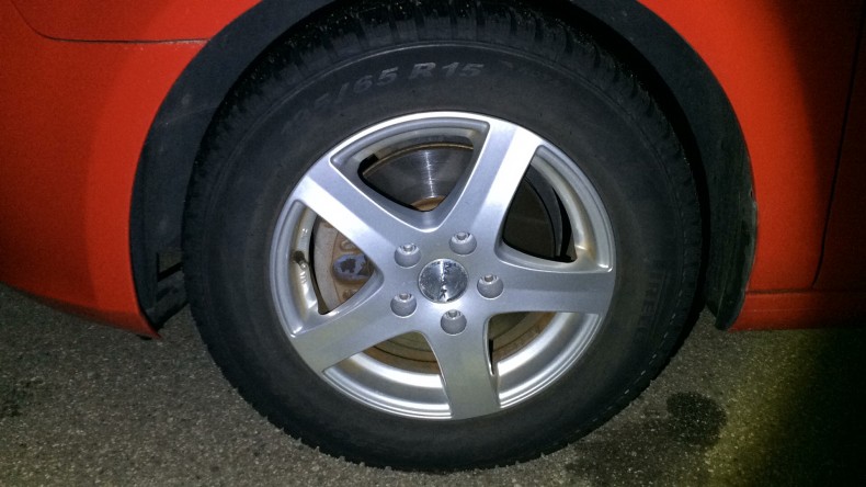 タイヤホイール前