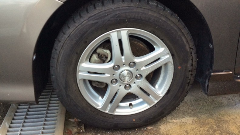 タイヤホイール前