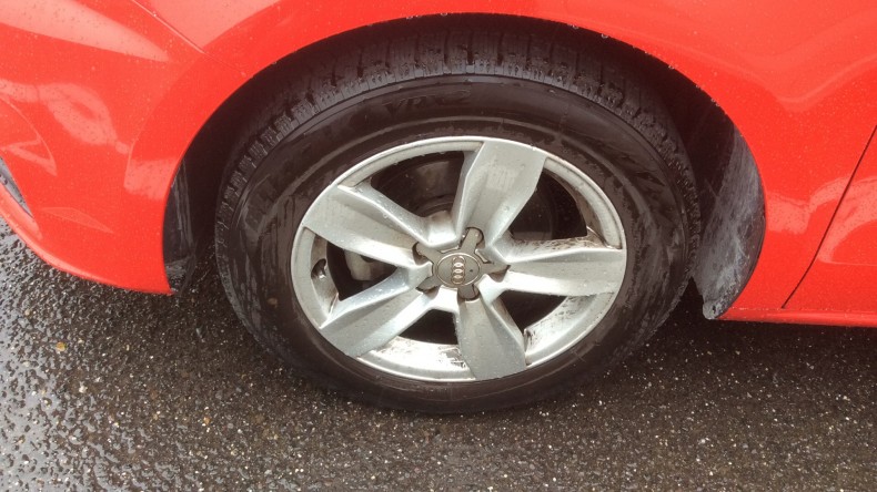 タイヤホイール前