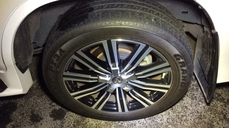 タイヤホイール前