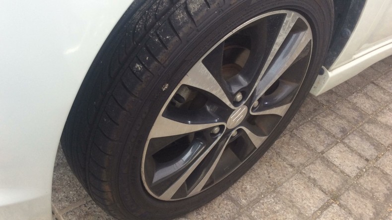 タイヤホイール前