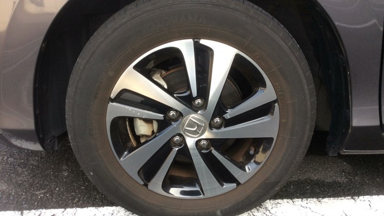 タイヤホイール前