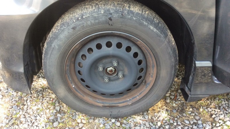 タイヤホイール前