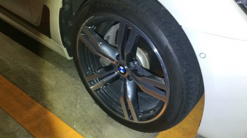 タイヤホイール前