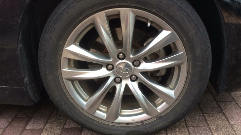 タイヤホイール前