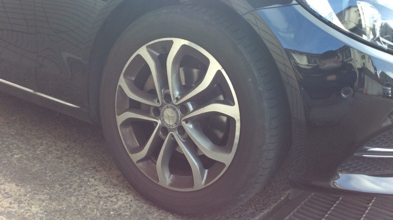 タイヤホイール前