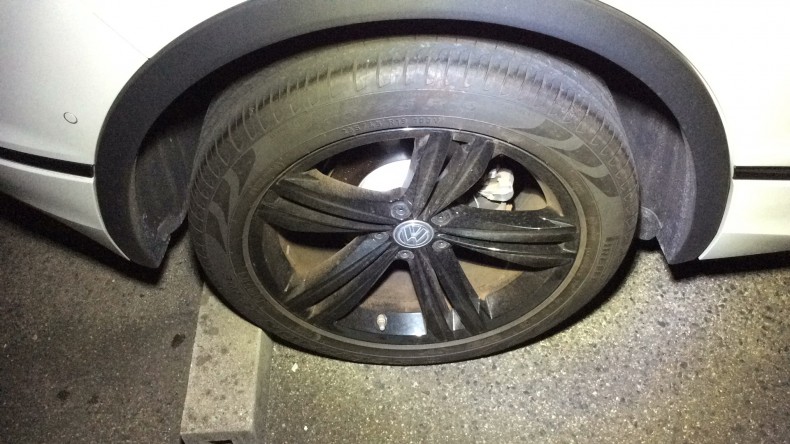 タイヤホイール前