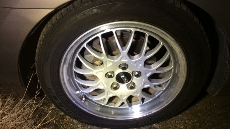 タイヤホイール前