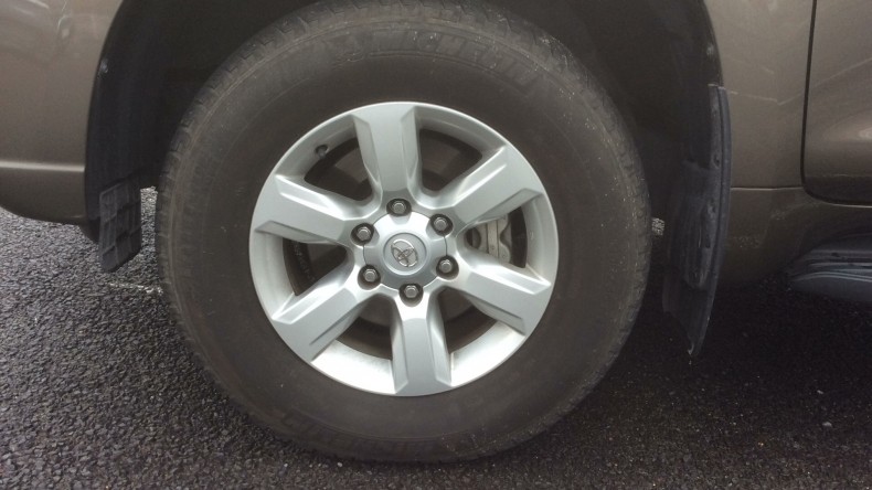 タイヤホイール前