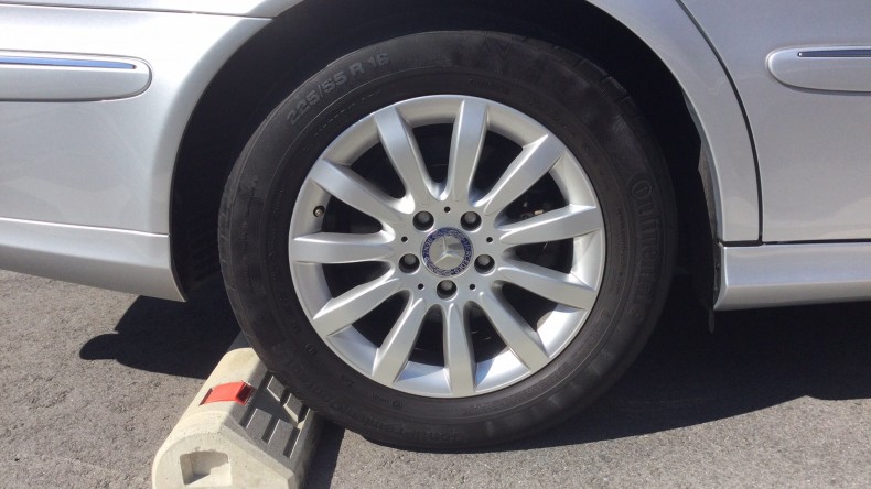 タイヤホイール前