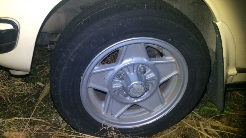 タイヤホイール前