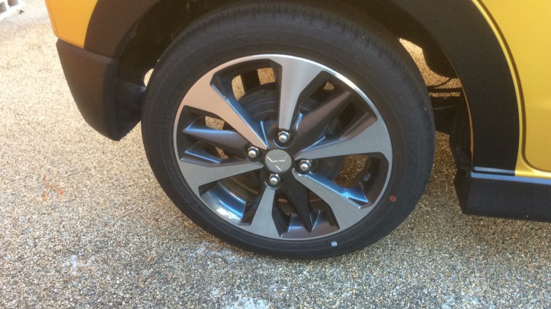 タイヤホイール前