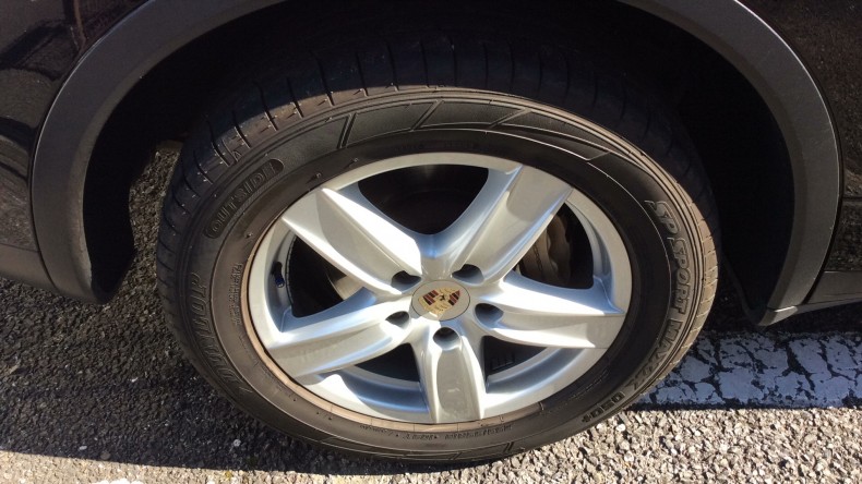 タイヤホイール前