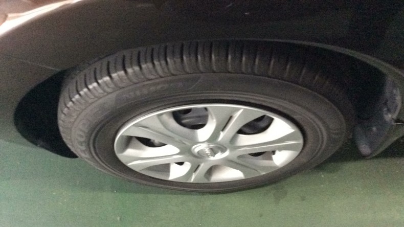 タイヤホイール前