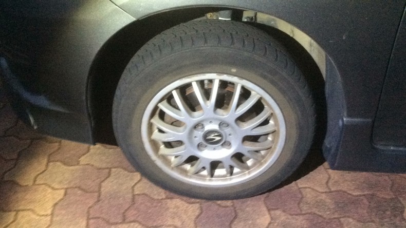 タイヤホイール前