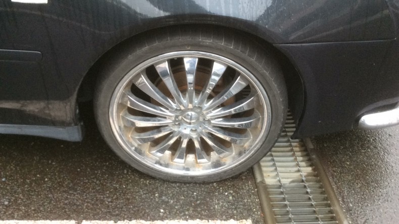 タイヤホイール前