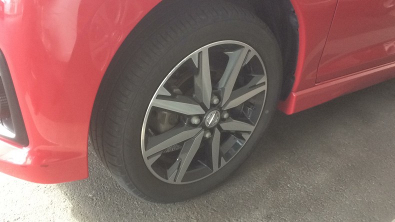 タイヤホイール前