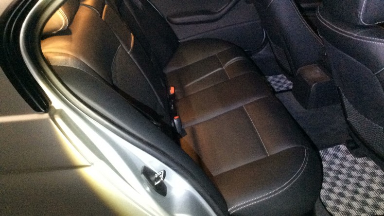 内装後方シート