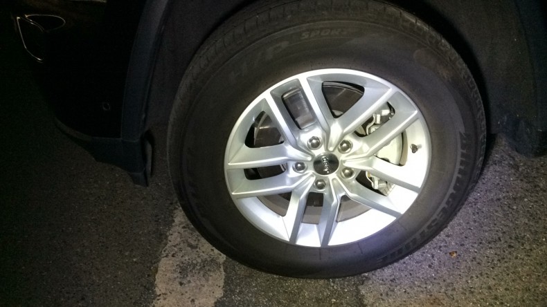 タイヤホイール前