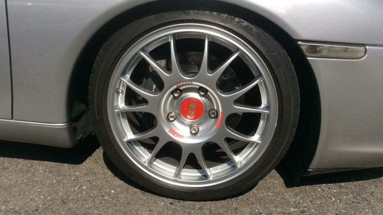 タイヤホイール前