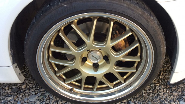 タイヤホイール前