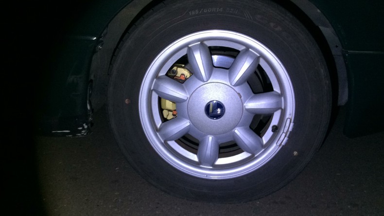 タイヤホイール前