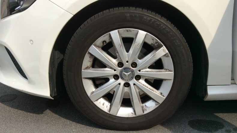 タイヤホイール前