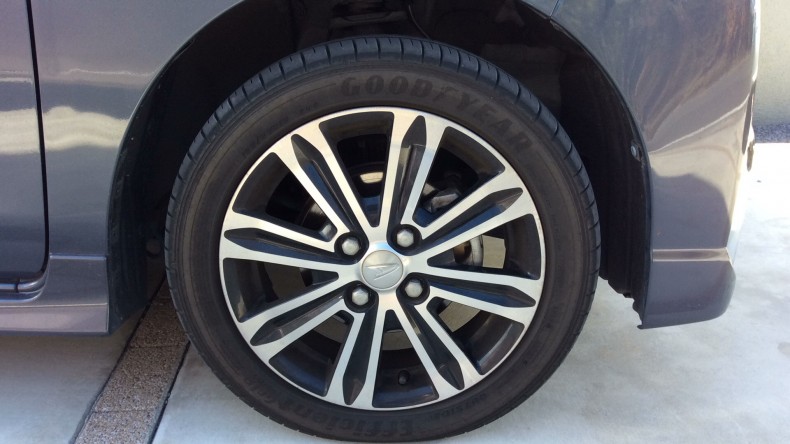 タイヤホイール前