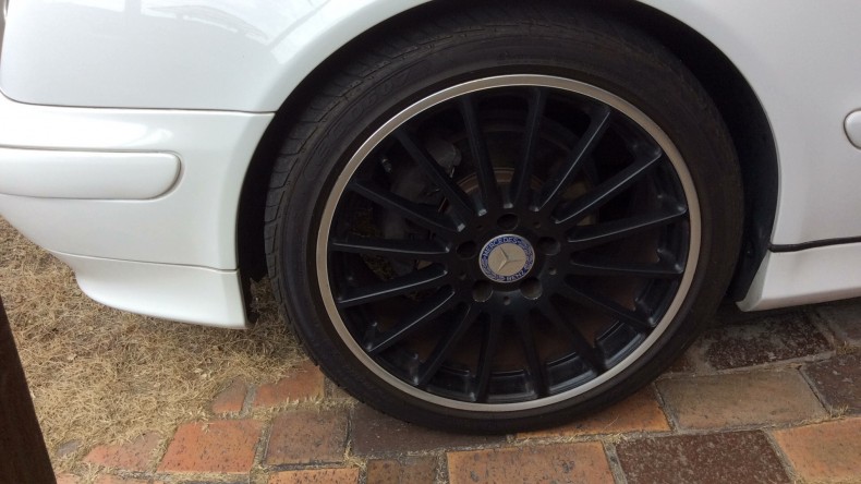 タイヤホイール前